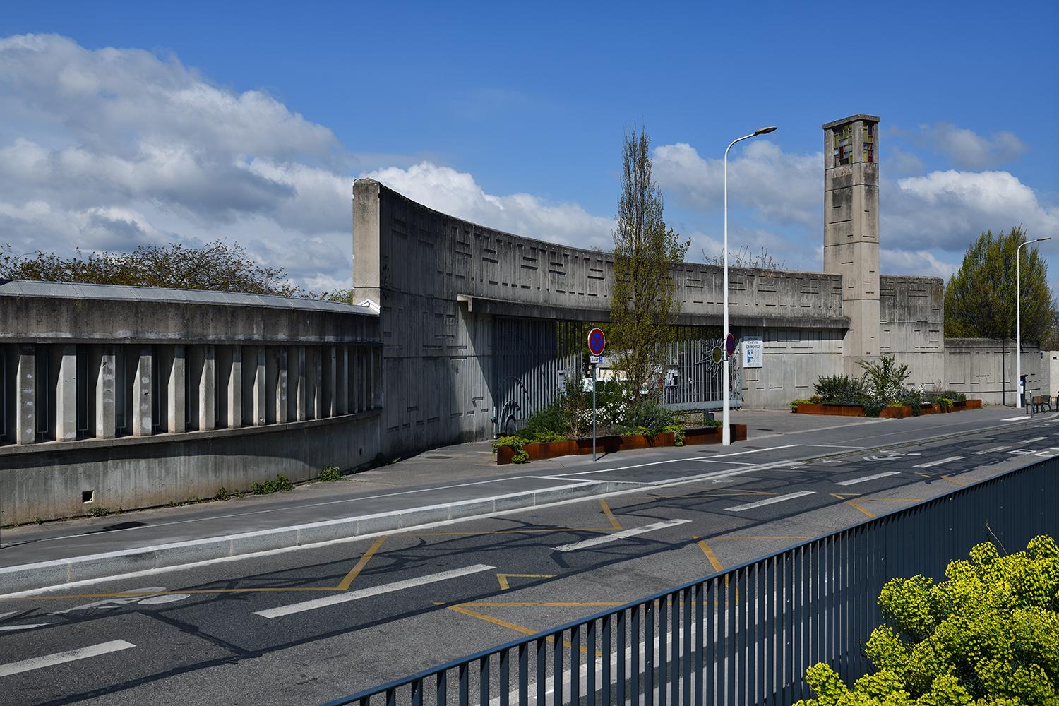Nouvelle entrée du nouveau cimetière de la Croix-Rousse : portail et lanterne des morts, bureau et logement, bassin