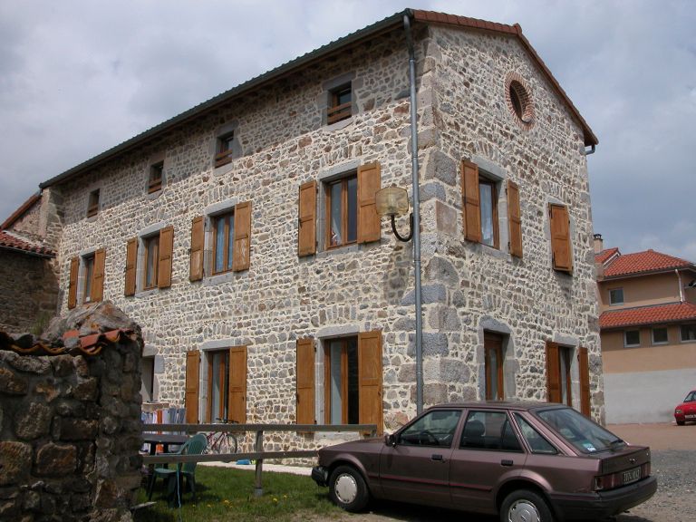 Maison de religieuses, puis mairie-école, actuellement maison