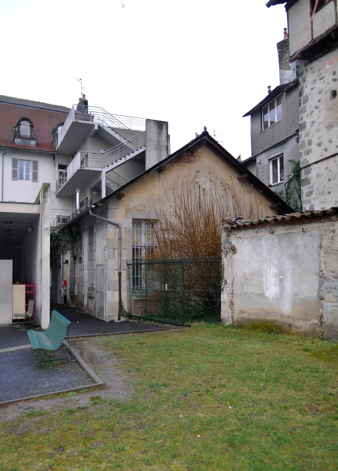 Collège de jésuites d'Aurillac, puis collège communal, lycée de garçons, école primaire supérieure de jeunes filles, collège moderne et technique de jeunes filles, actuellement collège Jeanne-de-La-Treilhe