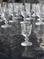 Ensemble de 30 verres de quatre types, gravés au chiffre de Louis Philippe : lot de 11 petits verres de type n°4