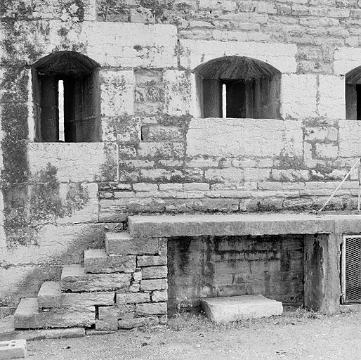 Fort de la Motte ; puis Caserne Sergent Blandan, Meutrière de la banquette  de tir du mur d'entrée (IVR82_20046904232X) - Inventaire Général du  Patrimoine Culturel
