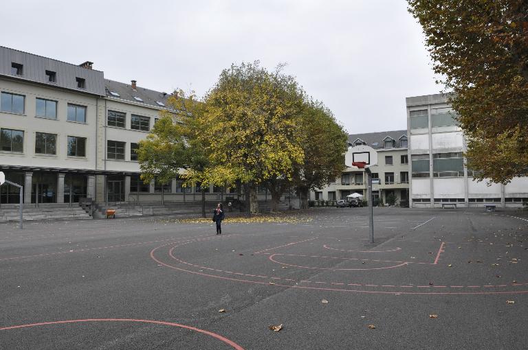 Couvent de la Visitation, puis école secondaire communale, puis collège royal, puis lycée impérial, puis lycée de garçons, actuellement lycée Vaugelas