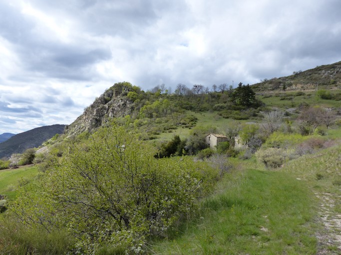 Le quartier du Génisseau, dominé par le site castral. Vue prise du sud-est.