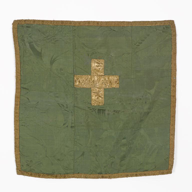 chasuble, étole, voile de calice, bourse de corporal (non étudiée) : ornement vert