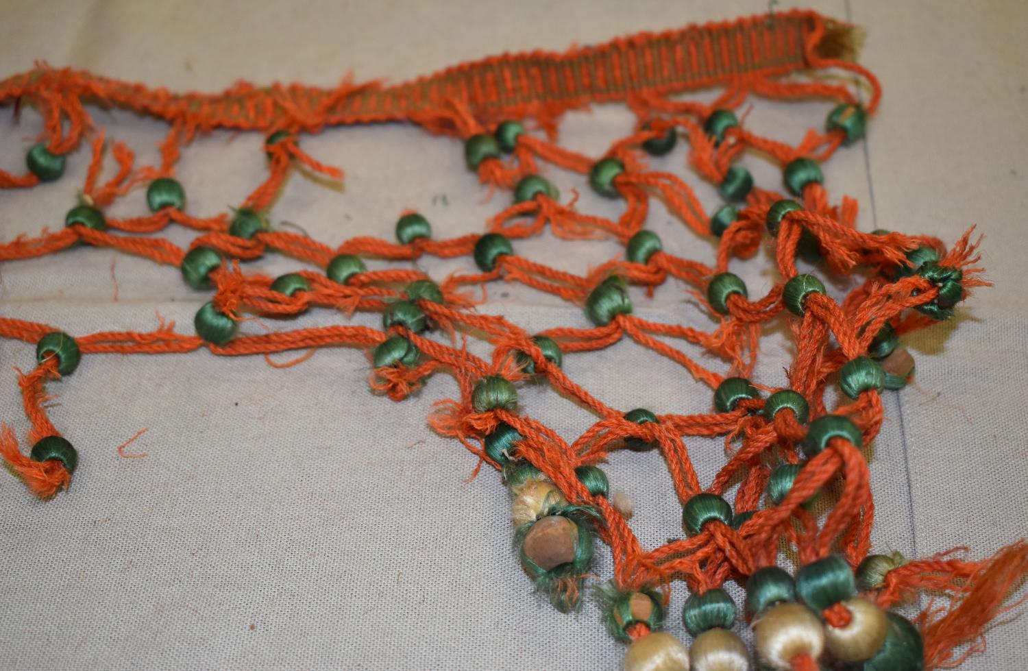Morceau n°2 d'un ensemble de deux morceaux de bandes de passementerie orange et vert