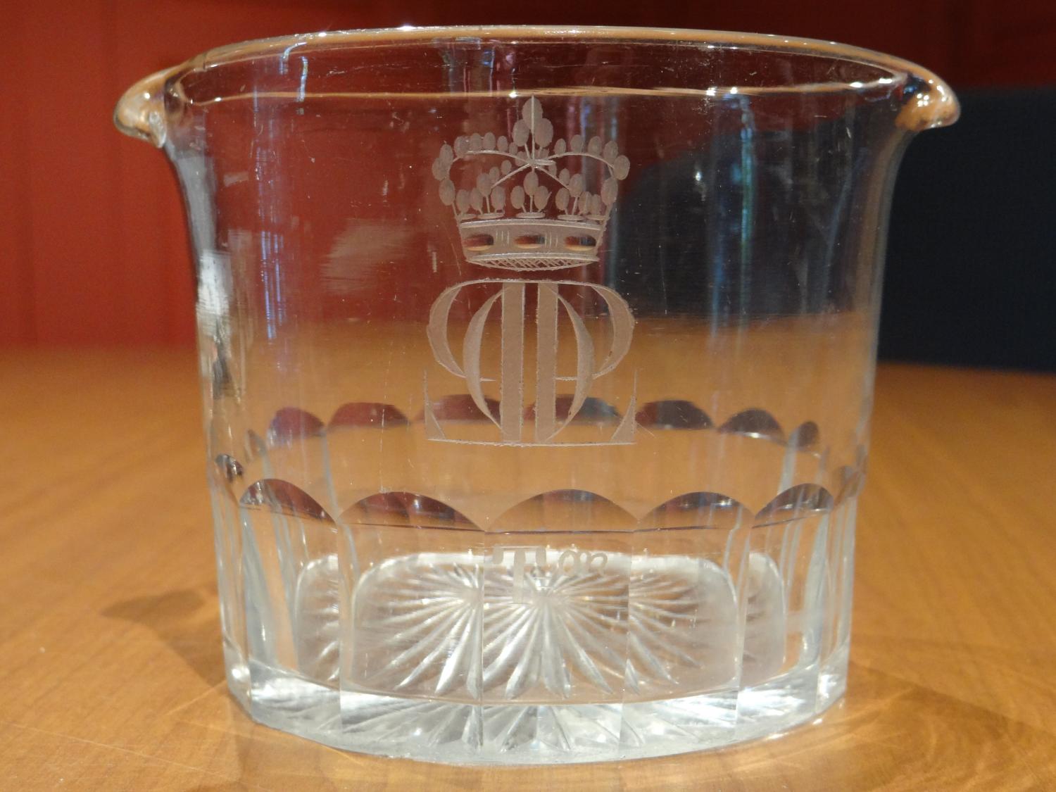 Rafraîchissoir à verre au chiffre du roi Louis-Philippe Ier