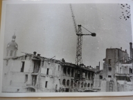 Vue d'ensemble, démolition, 1934 (détail de la cour d'entrée avec le clocher et en arrière plan une grue). Photographie AC Lyon. 2PH31