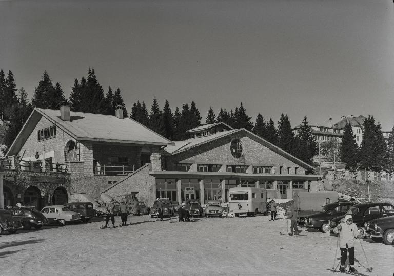 Gare d'arrivée du chemin de fer à crémaillère du Revard, puis supérette La Crémaillère, actuellement colonie de vacances de la ville de Pantin dit Centre La Crémaillère