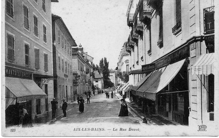 Rue Davat, anciennement rue du Conchat, puis des Moulins, puis rue des Ecoles