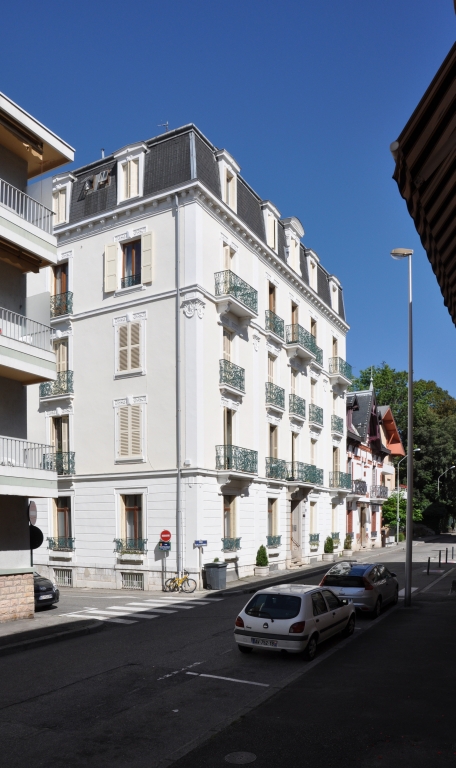 Hôtel de voyageurs, Grand Hôtel d'Albion, puis Grand Hôtel des Alpes, puis Hôtel Moderne, puis Grand Hôtel Mirabeau, puis Grand Hôtel de Manchester, puis Hôtel Mercédès, actuellement immeuble le Mercédes