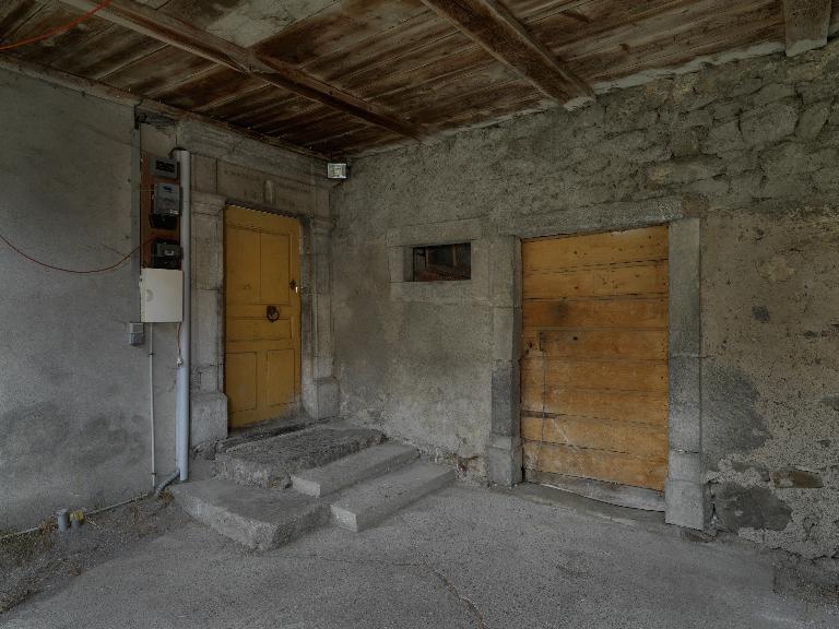 Partie ouest : porte d'entrée de l'habitation et porte de l'étable.