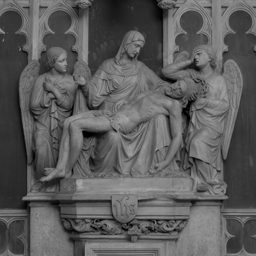 Groupe sculpté : Piéta entourée d'anges