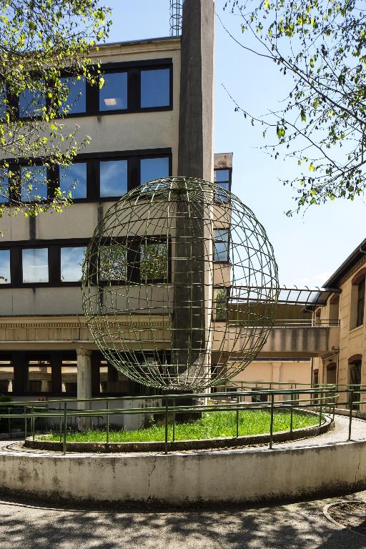 Installation (sculpture monumentale et cheminée) : Club de golf et balle (titre factice)