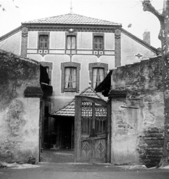 Usine de mise en bouteilles des eaux minérales (source dite la Fonfort, ou la Romaine, ou fontaine des Ladres)