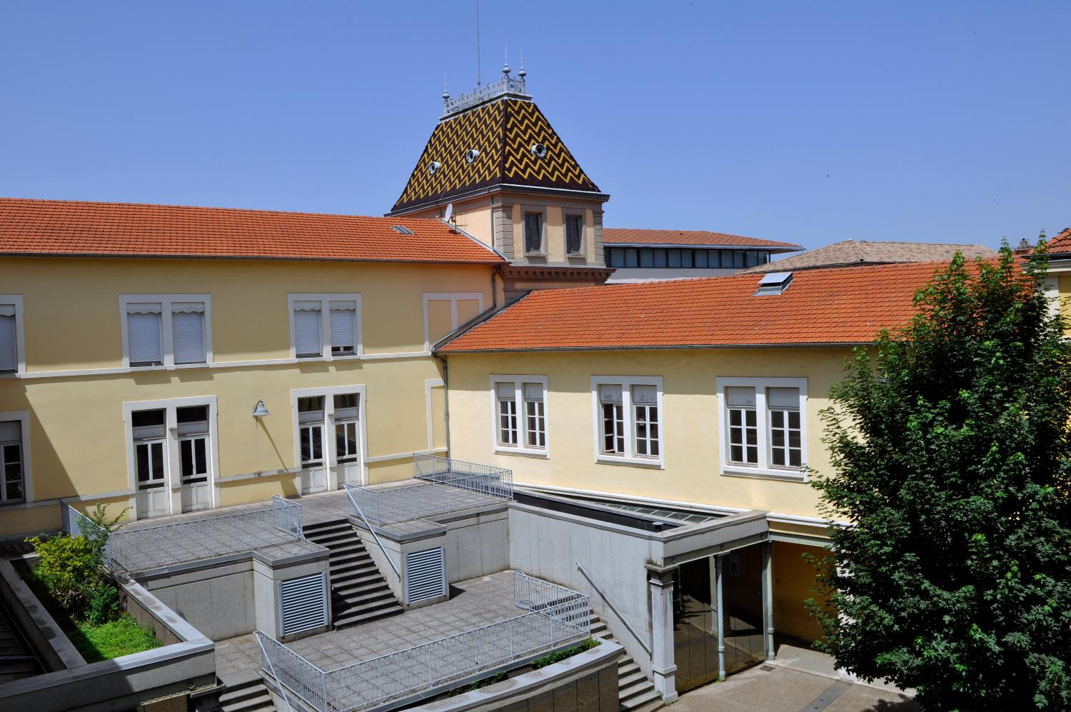 Collège de jésuites, puis institut national, école centrale supplémentaire, école communale secondaire, collège communal et école pratique de commerce et d'industrie, lycée, actuellement collège François-Ponsard