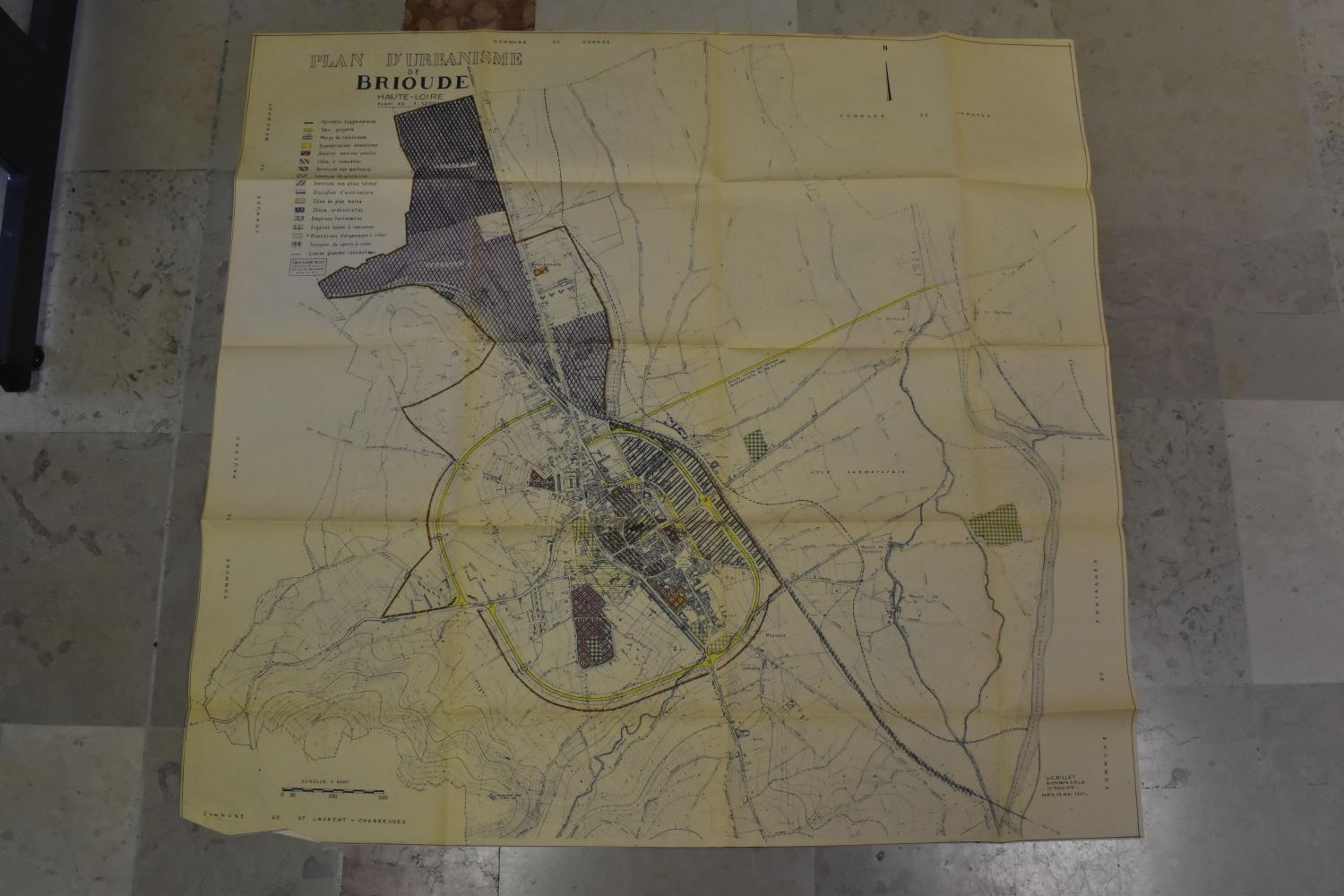 "Plan d'urbanisme", par Louis-Claude Billet, architecte DPLG, domicilié au Puy-en-Velay (et à Paris), nommé urbaniste de Brioude, 15 mai 1961, éch. 1/5000. (AC de Brioude. 1 W 2659. Plans d'urbanisme, 1959-1970.) (Photo chercheure.)