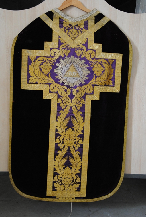 Ornement noir : chasubles (quatre)