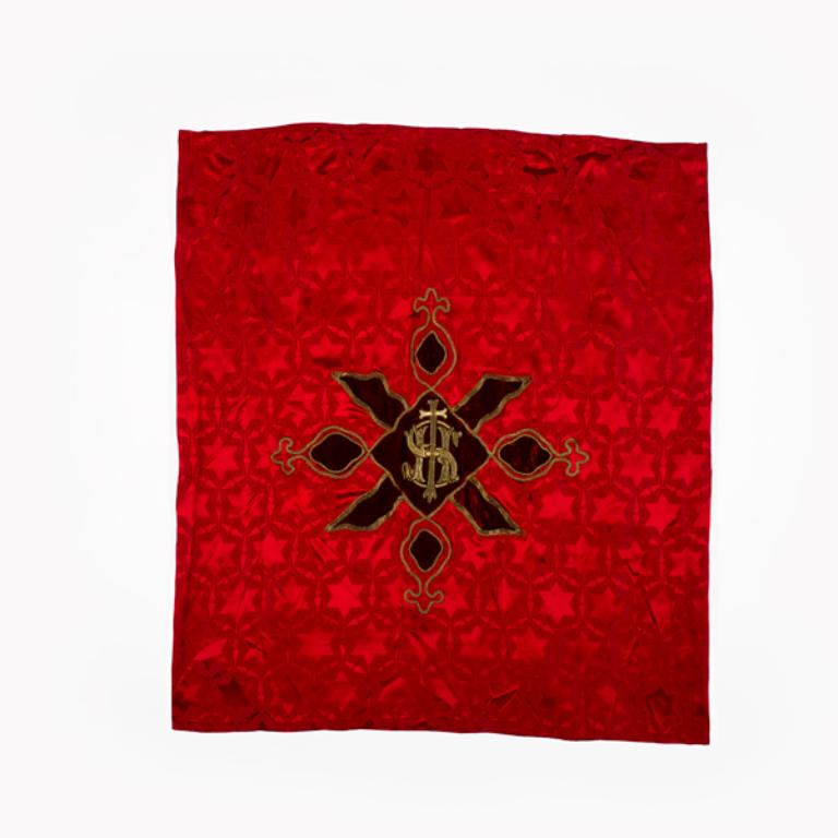 devant d'autel, chasuble (non étudiée), conopée (non étudié) ; ornement rouge