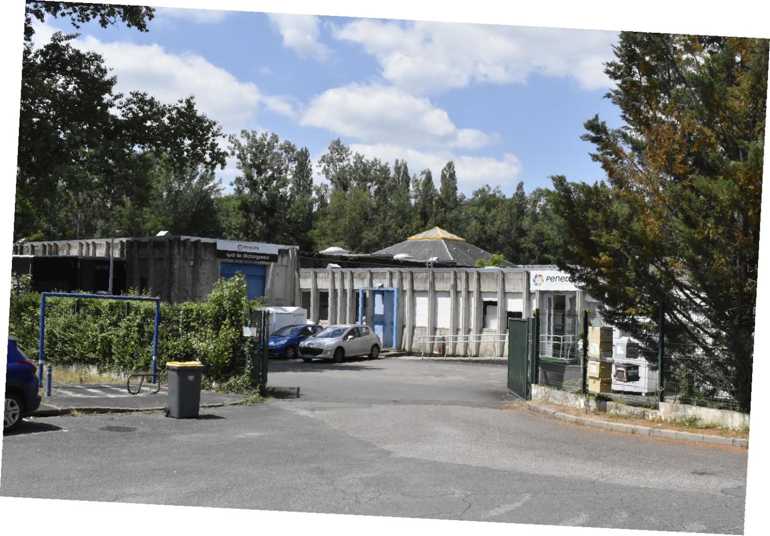 Collège d'enseignement technique, puis lycée professionnel Maurice-Guyot, actuellement immeuble de bureaux et ateliers