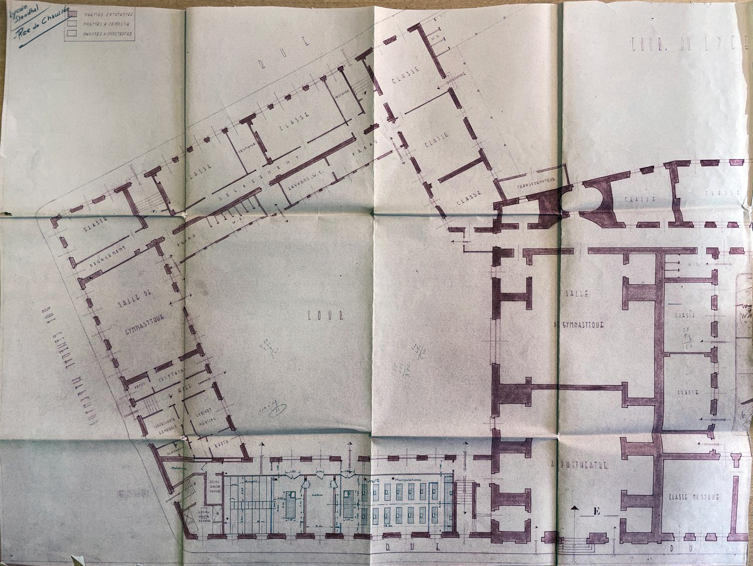 Réaménagements du lycée : plan partiel de distribution du rez-de-chaussée avec indication des aménagements des laboratoires  par M. Descotes-Genon, avril 1956 (ACM Grenoble, 4 M 104)