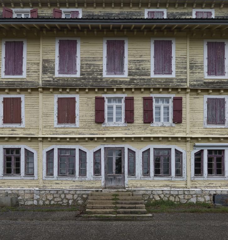 Hôtel de voyageurs, dit chalets-hôtels du Mont-Revard, puis Grand Hôtel PLM du Mont-Revard, actuellement immeuble à logements