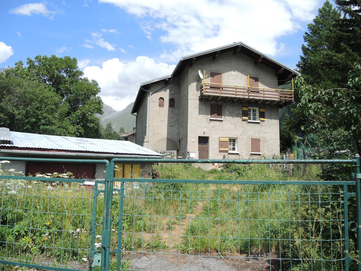 Ensemble de maisons de la reconstruction à Bessans