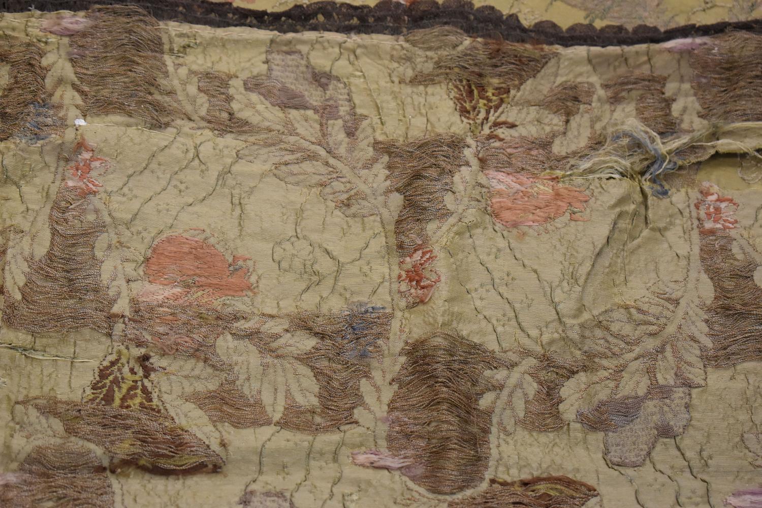 Morceau de tissu de soie brochée : nappe d'autel ?