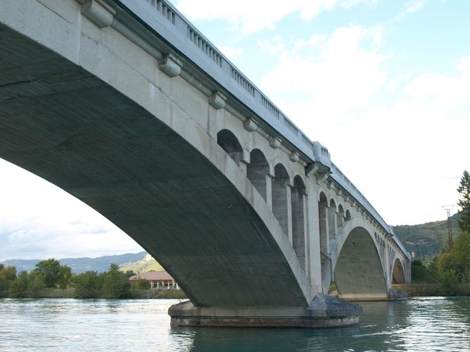 Pont routier de Briord