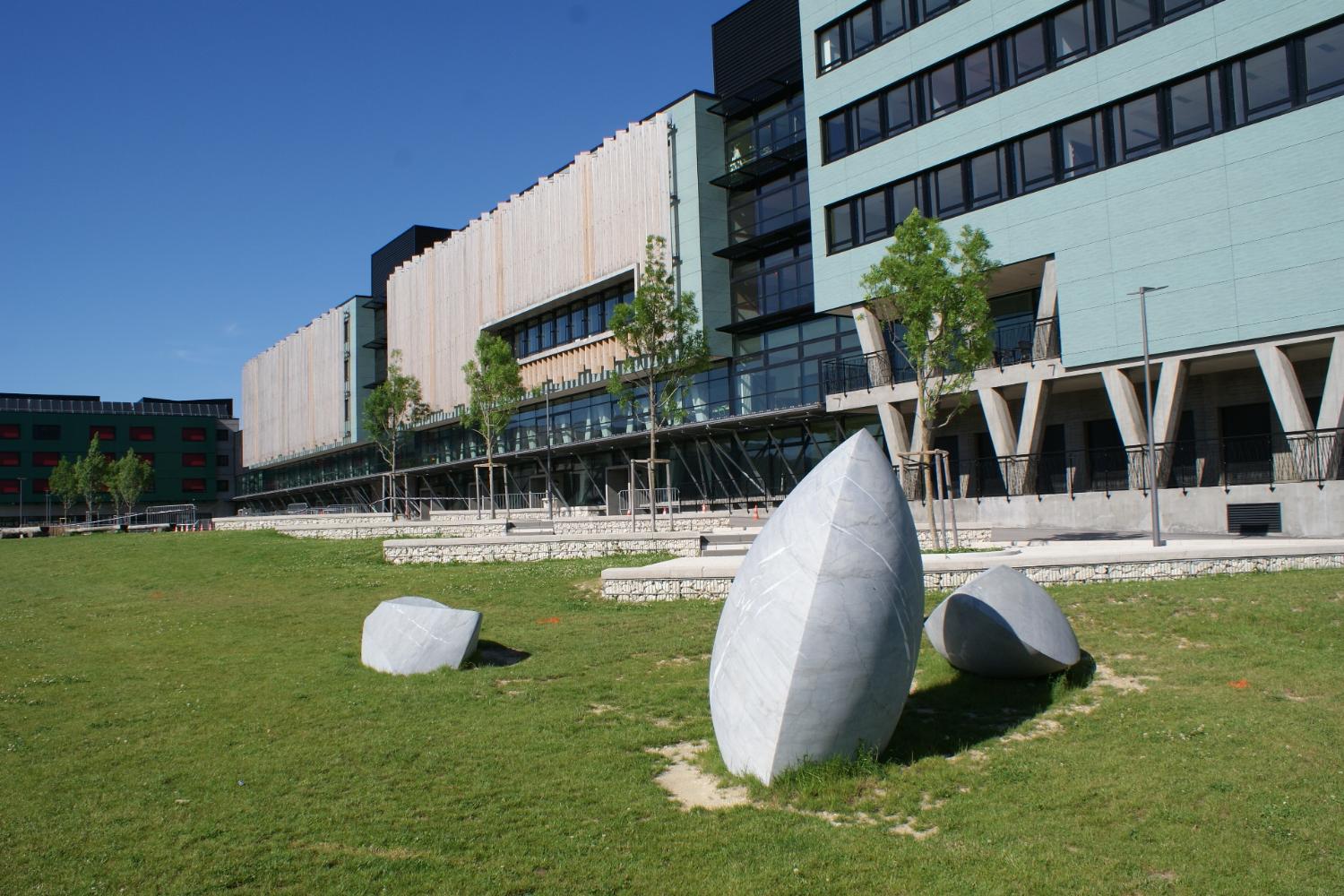 Ensemble de trois sculptures (ronde-bosse) : Les Pierres