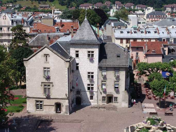 Château fort, puis château, actuellement hôtel de ville