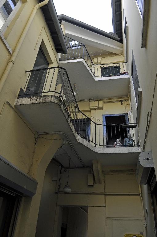 Ensemble de deux immeubles reliés par l'escalier
