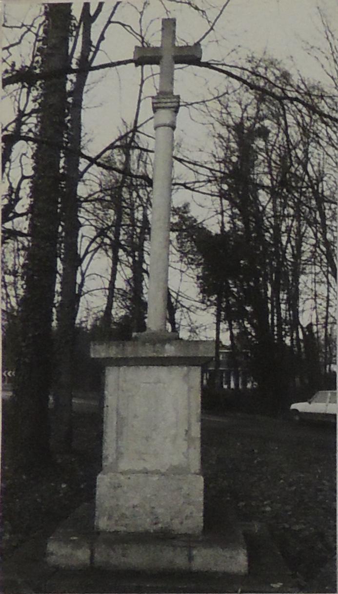 Croix de chemin : croix de Grelonges (vestiges)