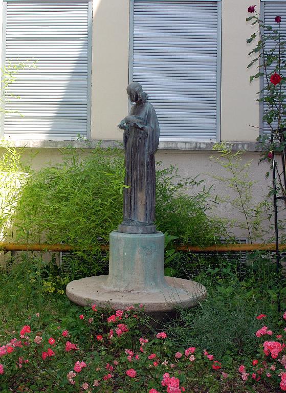 Statue (ronde-bosse) : Jeune fille à la colombe