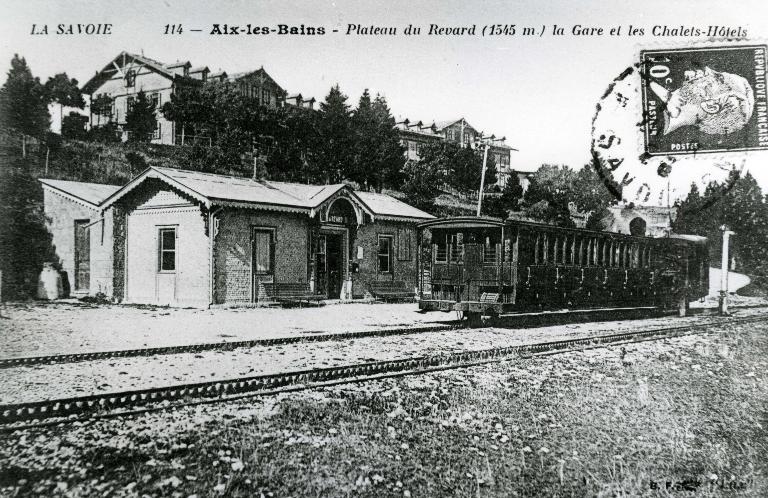 Gare d'arrivée du chemin de fer à crémaillère du Revard, puis supérette La Crémaillère, actuellement colonie de vacances de la ville de Pantin dit Centre La Crémaillère