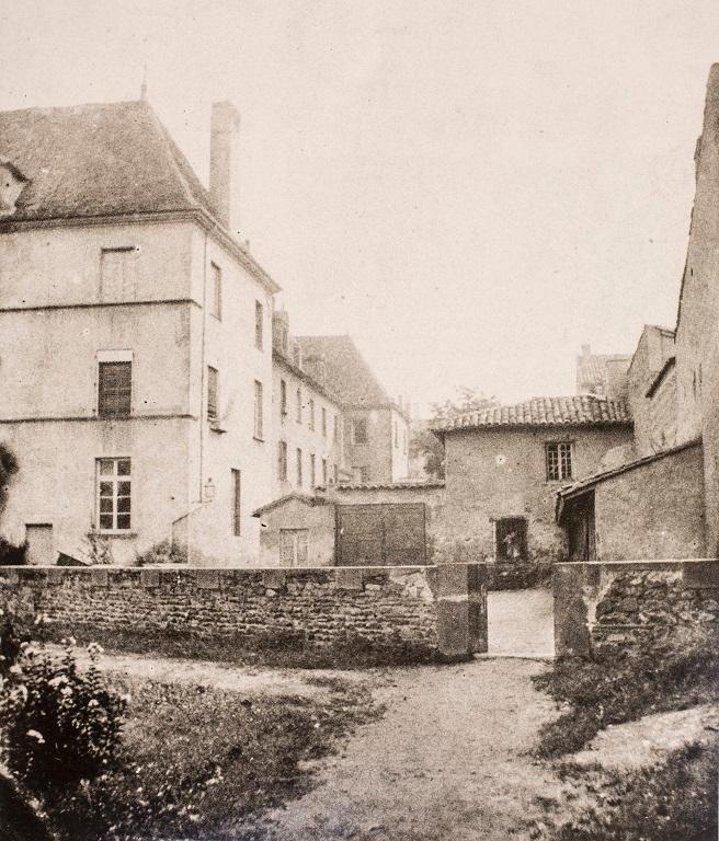 Manoir de Chènevoux, puis collège de jésuites, puis école centrale, puis lycée de garçons, actuellement lycée d'enseignement secondaire Jean-Puy