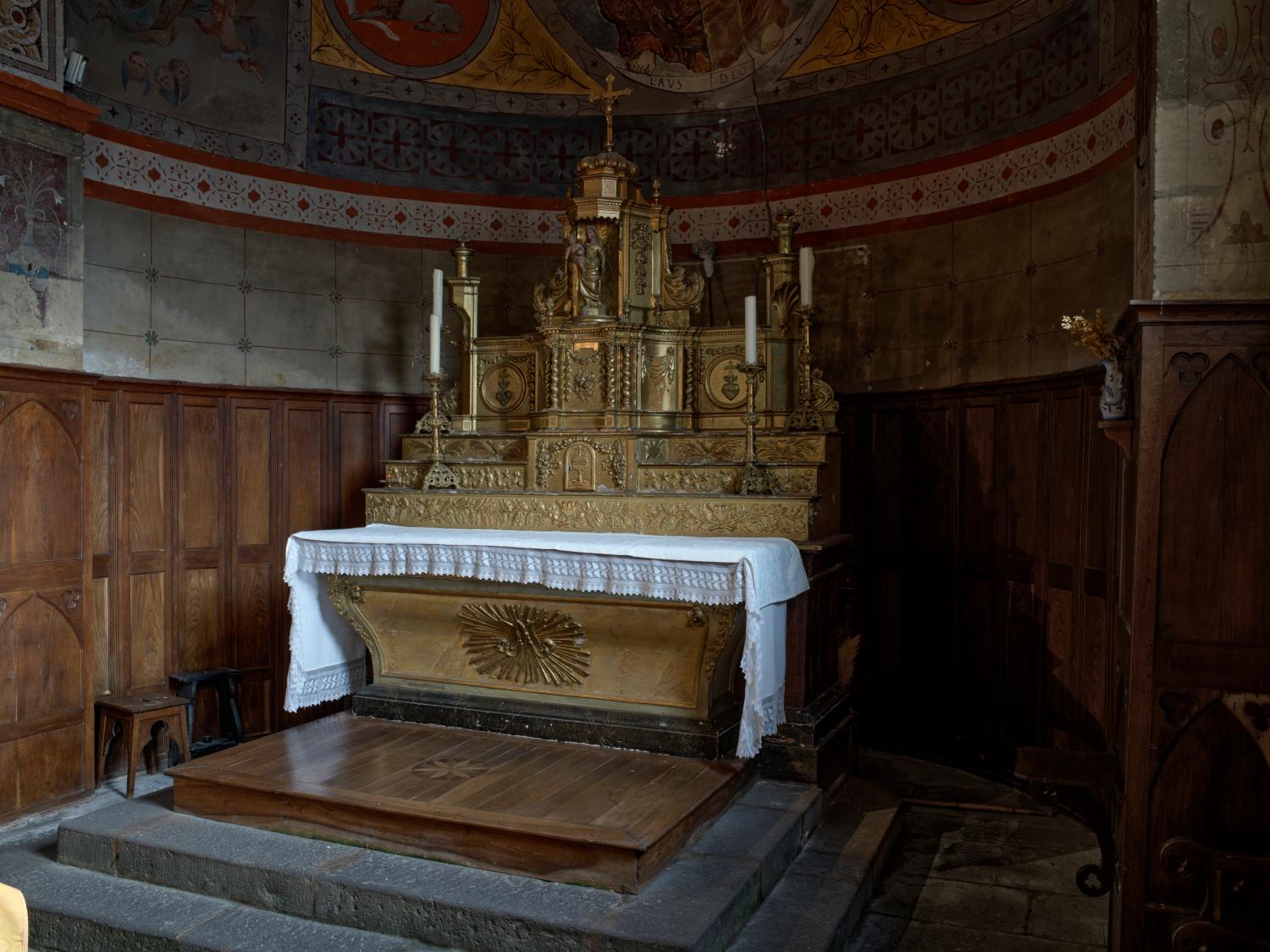 Ensemble du maitre-autel et retable-tabernacle.