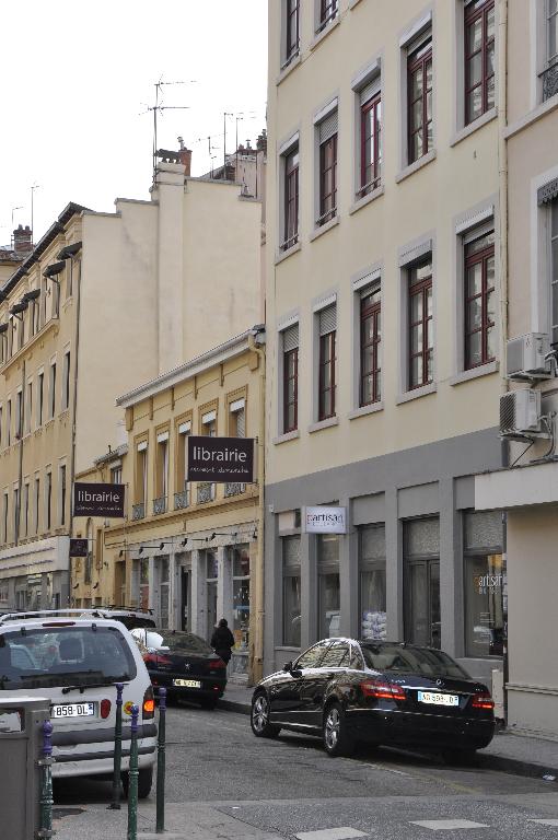 Maison de vin Berney, puis fabrique d'huile et de savons dite société Avocat actuellement librairie le dimanche