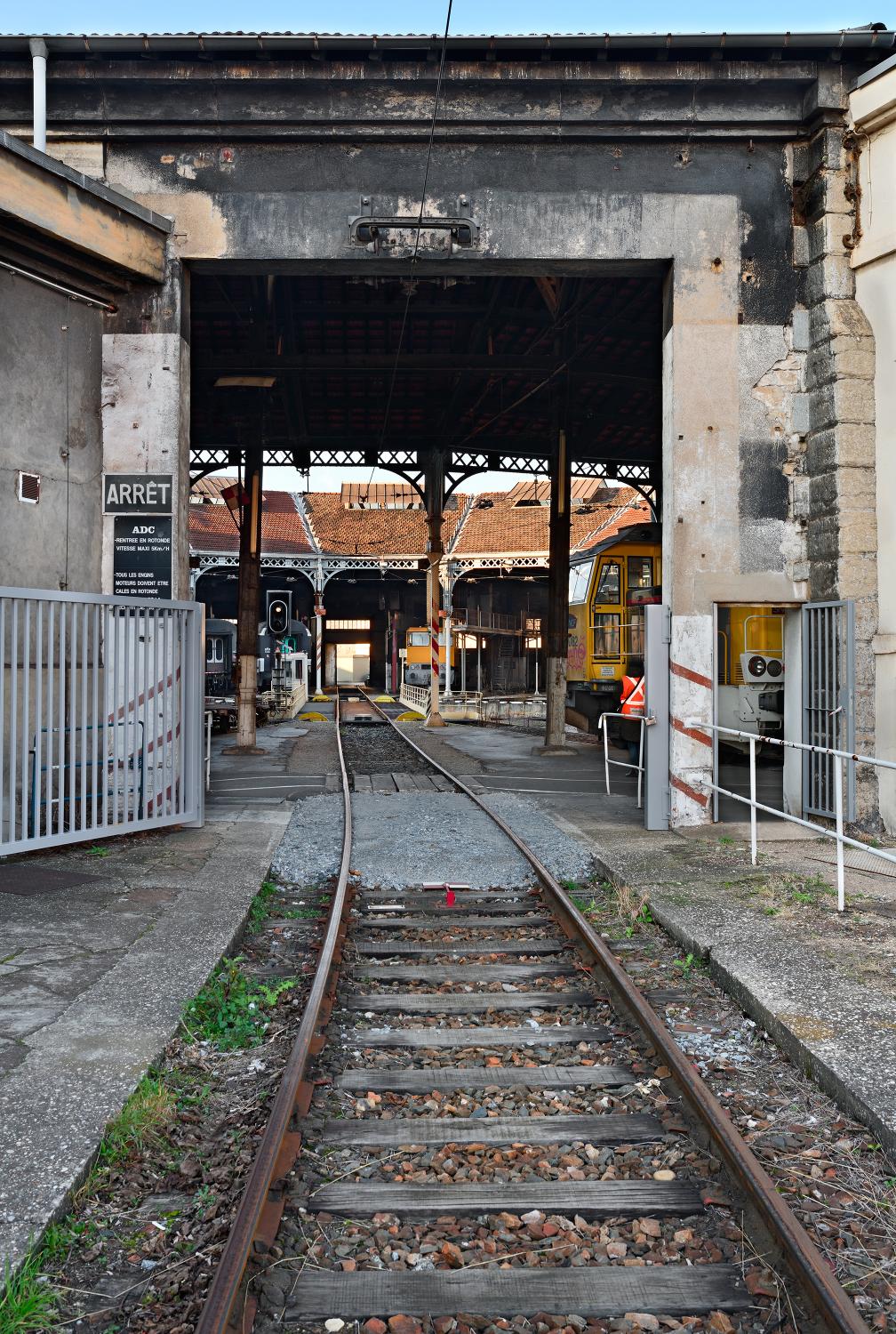 Portail d'accès locomotive à la rotonde de la Mouche à Gerland
