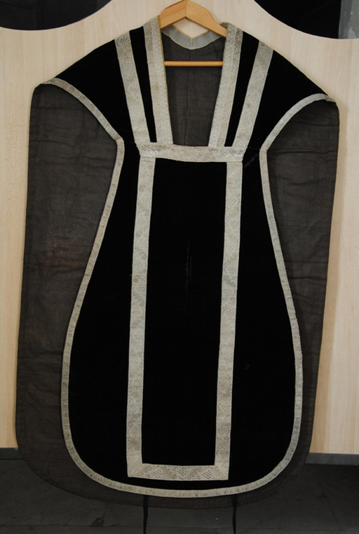 Ornement noir : chasubles (quatre)