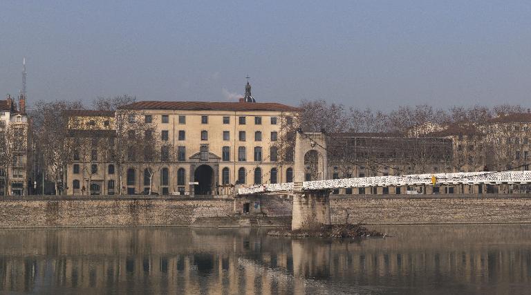 Collège de jésuites puis d'oratoriens, dit Collège de la Trinité ou Grand Collège, actuellement lycée Ampère