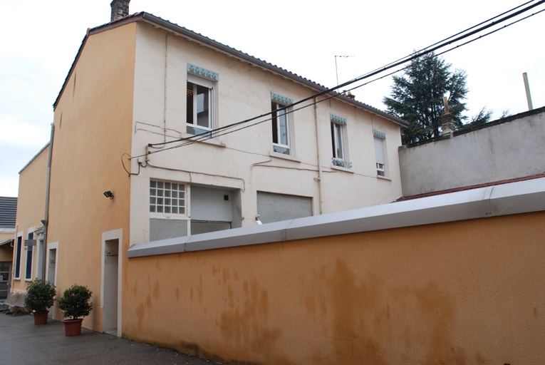 Ferblanterie Bonnefoy puis impression sur étoffes Meyer puis teinture pour fabrique Manhès L. puis Boindin P. Équipement électrique et Pelletier J. Repousse sur métaux puis Flexelec actuellement École Émile Cohl