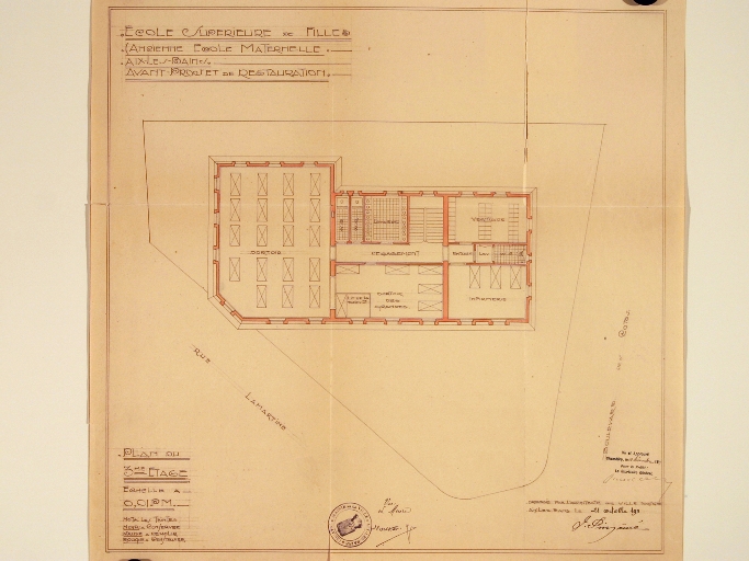 École des frères de la doctrine chrétienne, puis école maternelle et tribunal, puis école supérieure de jeunes filles, actuellement bibliothèque
