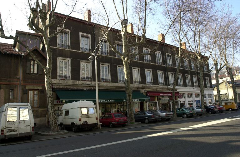 Immeuble ; garage de réparation automobile