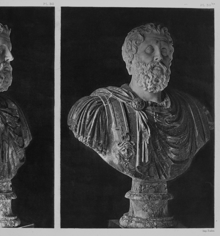 Ensemble de trois bustes à l'antique