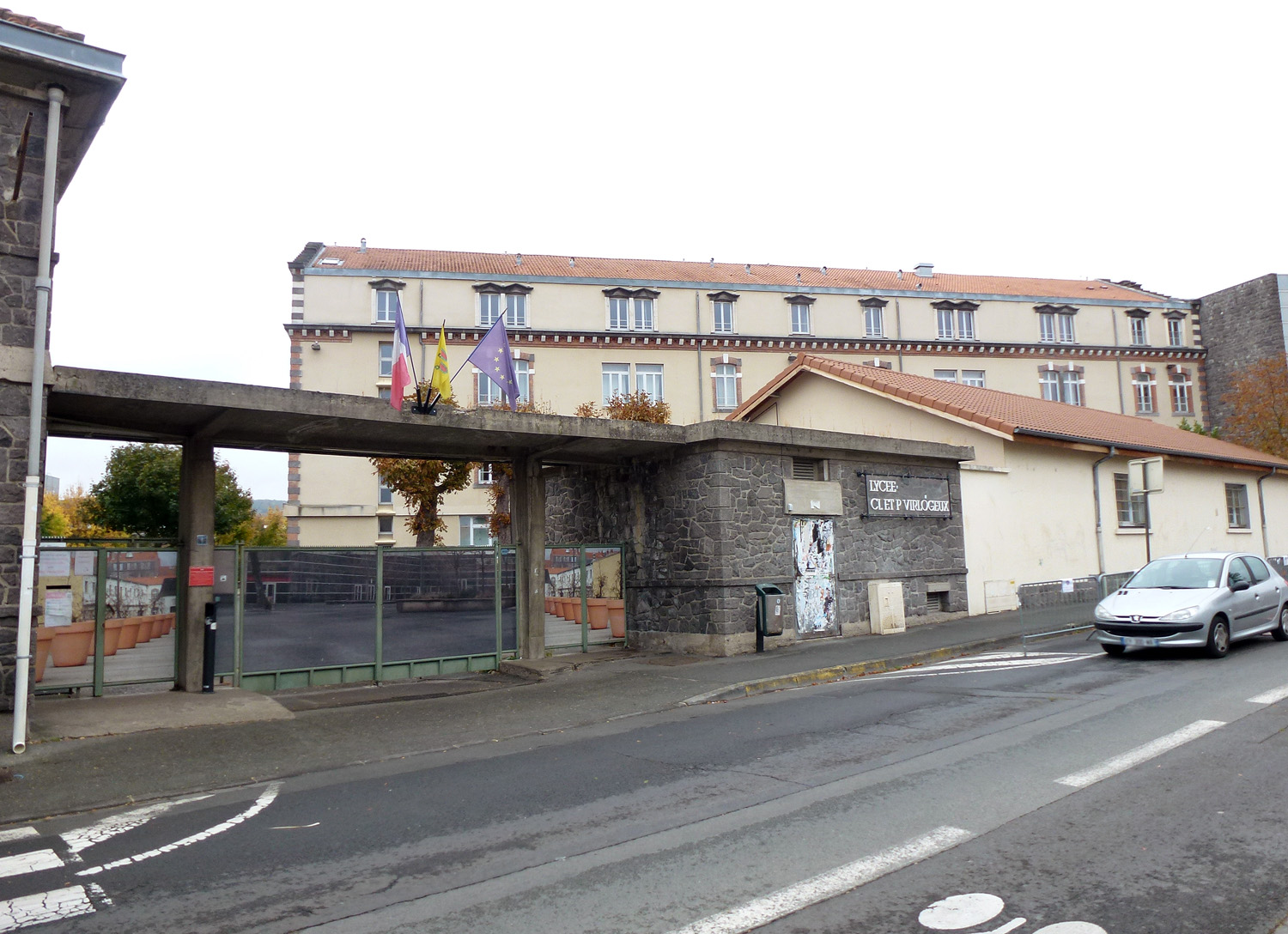 Caserne dite caserne d'Anterroche, puis centre d'apprentissage féminin et collège classique et moderne de jeunes filles, puis collège d'enseignement technique, actuellement lycée général et technologique Claude et Pierre Virlogeux