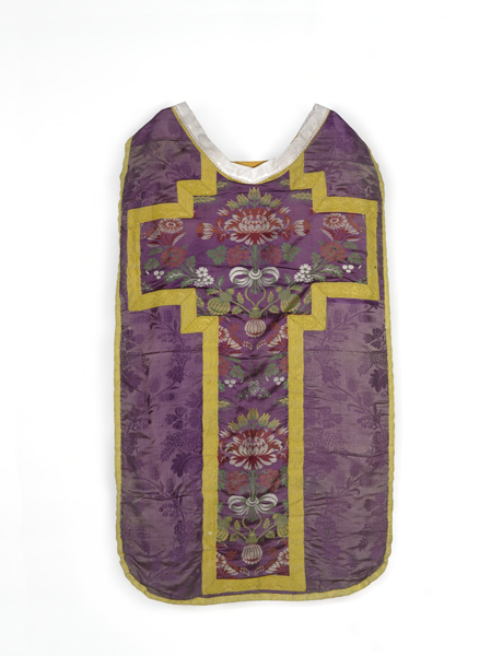 ornement violet : chasuble, étole, manipule, voile de calice