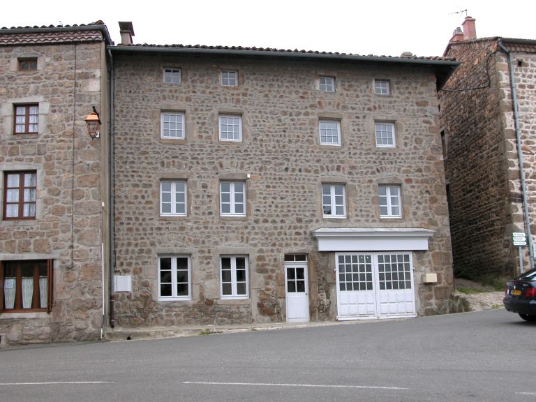 Ferme, puis épicerie tabac, actuellement maison