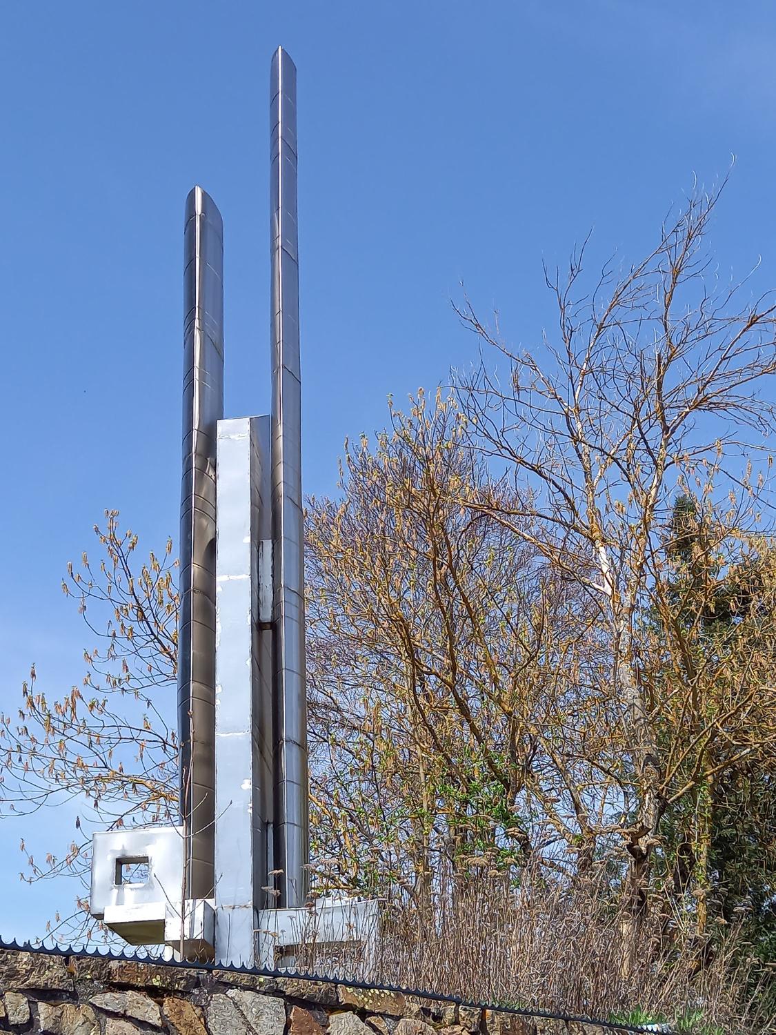 Oeuvres du 1% artistique du lycée La Fayette de Brioude : une sculpture et deux panneaux muraux