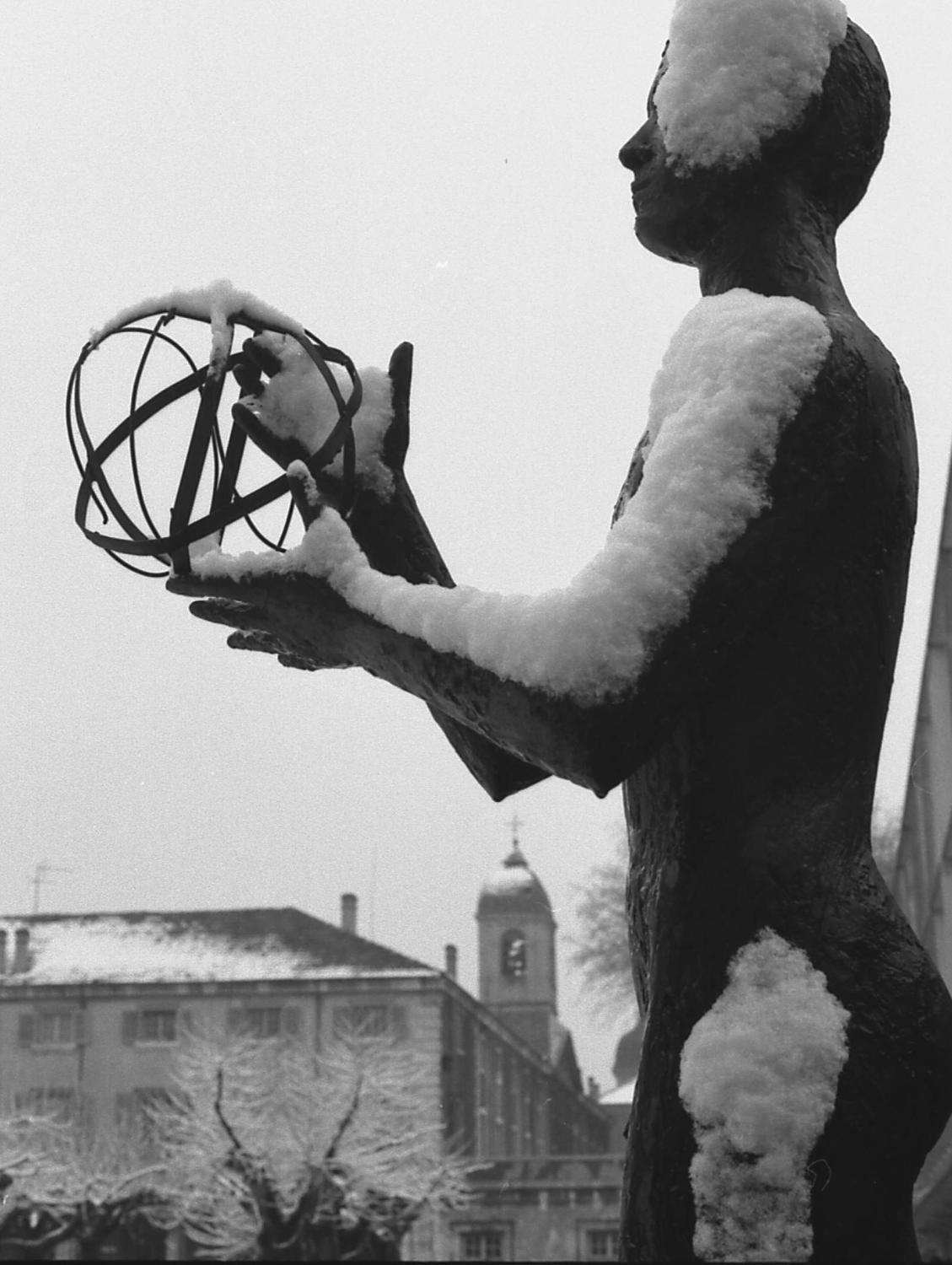 Statue (figure grandeur naturelle) : Jeune homme tenant l'Univers entre ses mains