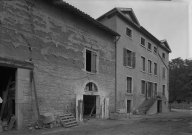 Ferme de type A, située sur la commune de Trévoux, au lieu dit le Grand Champ, (parcelle AO 36). Vue partielle : corps de logis à travées régulières avec escalier de distribution extérieure.
